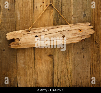 alten Grunge antiken Holzbrett Treibholz an Schnur hing an Holzwand plank Stockfoto