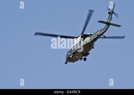 Jerusalem, Israel. 20. März 2013. Marine One landet bei der Givat Ram Sportarena bringt US-Präsident Barack Obama nach Jerusalem. Der Präsident der ersten planmäßigen Sitzung ist ein Empfang in der Residenz des israelischen Präsidenten Shimon Peres. Jerusalem, Israel. 20. März 2013.  US-Präsident Barack Obama kommt in Jerusalem an Bord Marine One, eskortiert von USA und Israel Air Force Hubschrauber. Der Präsident ist auf einen 48-Stunden-Besuch.  Bildnachweis: Nir Alon / Alamy Live News Stockfoto