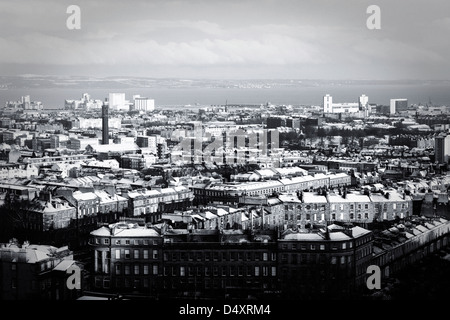 Blick vom Carlton Hill in Edinburgh of Leith Dächer mit Schnee drauf und Boden. Stockfoto