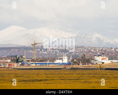 Nukleare Transportschiffe in Barrow in Furness mit Schnee bedeckt Seenplatte Hügeln im Hintergrund. Stockfoto