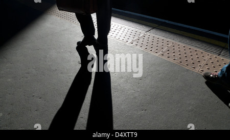 Pendler, die zu Fuß entlang der Plattform im Barbican u-Bahnstation London England UK Stockfoto