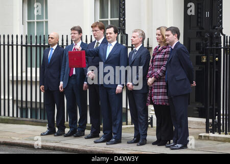 London, UK. 20. März 2013.  Haushalt 2013 als George Osborne mit seinem Team von Beratern, bevor er seinen vierten Haushalt vor dem Hintergrund des langsamen Wachstums und höher liefert die Kreditaufnahme.  Bildnachweis: Jeff Gilbert / Alamy Live News Stockfoto