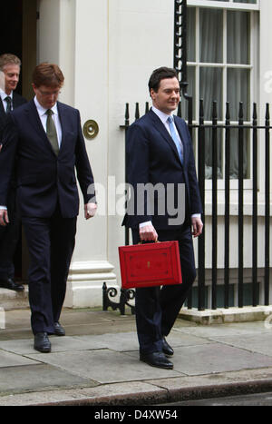 London, UK. 20. März 2013. Kanzler des Finanzministeriums, George Osborne, (mit Chef-Sekretärin zum Fiskus Danny Alexander hinter) hält die rote Budget box externe Nummer 11 Downing Street vor der Auslieferung sein Budgets in The House Of Commons.   Bild: Paul Marriott Fotografie/Alamy Live-Nachrichten Stockfoto