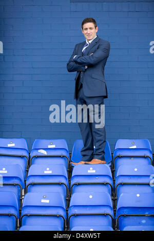 Oldham, Großbritannien. 20. März 2013. Oldham Athletic Football Club, Boundary Park zeigen ihre neuen Manager Lee Johnson, Lee ist der jüngste Manager in der Football League.      Bildnachweis: Mark Waugh / Alamy Live News Stockfoto