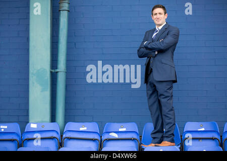 Oldham, Großbritannien. 20. März 2013. Oldham Athletic Football Club, Boundary Park zeigen ihre neuen Manager Lee Johnson, Lee ist der jüngste Manager in der Football League.      Bildnachweis: Mark Waugh / Alamy Live News Stockfoto