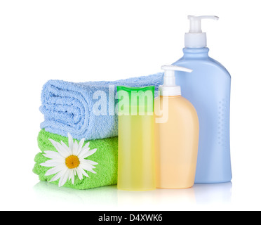 Shampoo und Gel Flaschen mit Handtüchern und Blume. Isoliert auf weißem Hintergrund Stockfoto