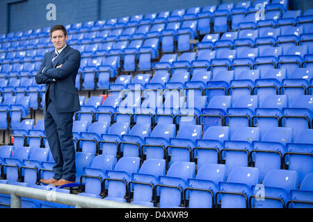 Oldham, Großbritannien. 20. März 2013. Oldham Athletic Football Club, Boundary Park zeigen ihre neuen Manager Lee Johnson, Lee ist der jüngste Manager in der Football League.      Bildnachweis: Mark Waugh / Alamy Live News Stockfoto