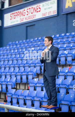 Oldham, Großbritannien. 20. März 2013. Oldham Athletic Football Club, Boundary Park zeigen ihre neuen Manager Lee Johnson, Lee ist der jüngste Manager in der Football League.      Bildnachweis: Mark Waugh / Alamy Live News Stockfoto