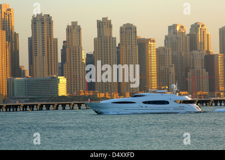 Luxus-Yacht in Dubai Marina, Vereinigte Arabische Emirate Stockfoto