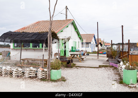 Der Austernzüchter Kabine mit Austern-Verkostung in den Hafen von Ares, Gironde, Frankreich Stockfoto