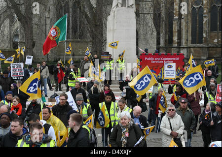 London, UK. 20. März 2013. PCS union Rallye statt durch markante Mitglieder außerhalb der Houses of Parliament. Bildnachweis: Martyn Wheatley / Alamy Live News Stockfoto