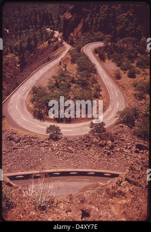 Ein Foto aus dem Mai 1973, das die Columbia River Gorge vom Gipfel der Rowena Hills aus zeigt, mit Blick auf die Haarnadelkurve der Route 80n zwischen Mosier und Hood River. Stockfoto