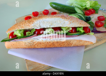 Sandwich mit Aufschnitt von Türkei und Rindfleisch Stockfoto