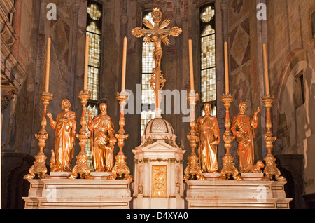 VERONA - 28.Januar: Altar aus dem Jahr 1752 im Heiligtum der Kirche San Fermo Maggiore Stockfoto