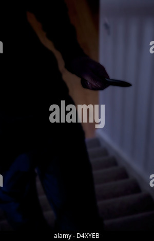 Schuss von eine männliche Hand ein Messer, eine dunkle Treppe zu Fuß in der Nähe Stockfoto