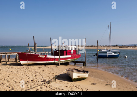Boote am Strand von der Mimbeau am Cap-Ferret in der Region Gironde Frankreich hochgezogen. Stockfoto