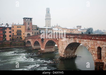 Verona - Pietra Brücke - Ponte Pietra und Dom-Turm Stockfoto