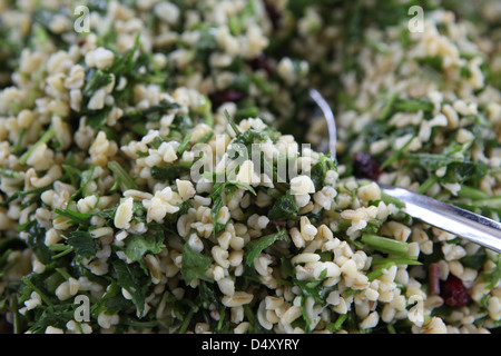 Taboulé Salat (auch Teaneck) eine fein gehackte Salat mit Petersilie, Minze und Bulgur-Weizen Stockfoto