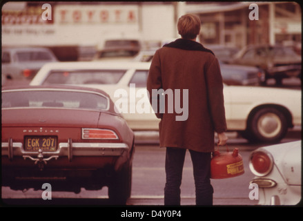 Einige Autofahrer lief aus Gas wie dieser Mann in Portland und hatte im Einklang mit einem Gas kann während der Ölkrise im Pazifischen Nordwesten Stand 12/1973 Stockfoto