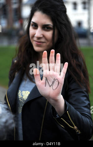 Brighton, UK. 20. März 2013. Brighton basieren Studenten aus Zypern heute gegen die vorgeschlagene EU-Bank-Bail-out Pläne protestiert. Einige von ihnen befürchten, sie müssten wegen der Krise nach Hause zurückkehren könnte. Stockfoto