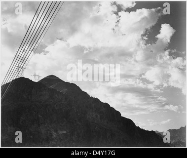 Foto mit Blick auf Berg mit Boulder Dam Übertragungsleitungen Stockfoto