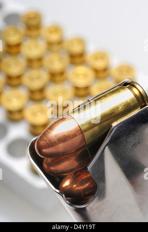 Geladene 9 mm/16 Runden halbautomatische Zeitschrift oder Clip mit Munitionskiste. Stockfoto