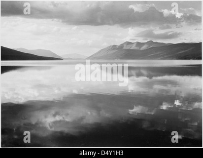 Ansel Adams hat ein atemberaubendes Schwarz-weiß-Bild des McDonald Lake und der umliegenden Berge im Glacier National Park, Montana, aufgenommen und die natürliche Schönheit der Landschaft hervorgehoben. Stockfoto