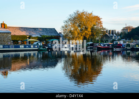 Narrowboats vertäut am Tithebarn Becken am Lancaster-Kanal in Garstang Lancashire England Stockfoto