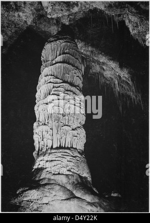 Große Formationen oder Kuppel in der "Hall of the Giants" oder "Big Room", Carlsbad Caverns National Park, New Mexico. (Vertikale Ausrichtung) Stockfoto