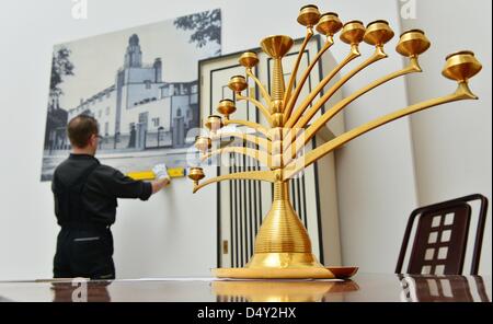 Ein Mitarbeiter setzt sich eine Fotografie an der Ausstellung mit dem Titel "Passion, Funktion und Schönheit - Henry van de Velde und seinen Beitrag zur europäischen Moderne" im neuen Museum in Weimar, Deutschland, 20. März 2013. Der Flämisch-belgischer Maler, Designer, Handwerker und Architekten van de Velde würde am 3. April 2013 seinen 150. Geburtstag feiern. Die Retrospektive dokumentiert seine zahlreichen kreativen Phasen mit mehr als 700 Exponate. Foto: MARTIN SCHUTT Stockfoto