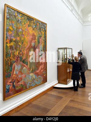 Eine junge Frau und ein Mann zeigen die Exponate in der Ausstellung mit dem Titel "Passion, Funktion und Schönheit - Henry van de Velde und seinen Beitrag zur europäischen Moderne" im neuen Museum in Weimar, Deutschland, 20. März 2013. Die Oicture auf der linken Seite trägt den Titel "The Vine Bower von Maurice Denis. Der Flämisch-belgischer Maler, Designer, Handwerker und Architekten van de Velde würde am 3. April 2013 seinen 150. Geburtstag feiern. Die Retrospektive dokumentiert seine zahlreichen kreativen Phasen mit mehr als 700 Exponate. Foto: MARTIN SCHUTT Stockfoto