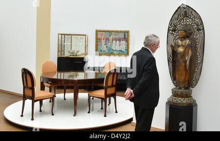 Ein Mann Blick auf die Exponate in der Ausstellung mit dem Titel "Passion, Funktion und Schönheit - Henry van de Velde und seinen Beitrag zur europäischen Moderne" im neuen Museum in Weimar, Deutschland, 20. März 2013. Der Flämisch-belgischer Maler, Designer, Handwerker und Architekten van de Velde würde am 3. April 2013 seinen 150. Geburtstag feiern. Die Retrospektive dokumentiert seine zahlreichen kreativen Phasen mit mehr als 700 Exponate. Foto: MARTIN SCHUTT Stockfoto