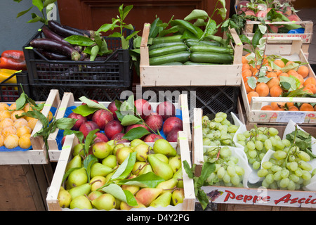 Nahaufnahme von frischem Obst und Gemüse in Holzkisten vor einem Lebensmittelgeschäft in Massa Lubrense, Italien Stockfoto