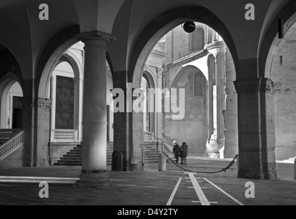 Bergamo - Strahlen Betwin Dom und Dom unter Bogen in Oberstadt Stockfoto