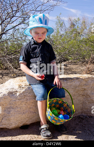 Ein fünf Jahre Alter autistischer jungen weigert sich, in die Kamera blickt drückte seine Augen geschlossen. Stockfoto