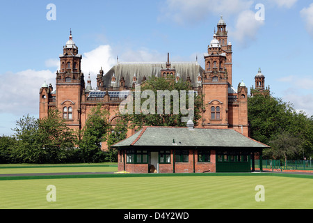 Kelvingrove Lawn Bowls Centre Pavillon, mit der Kunstgalerie und dem Museum dahinter, Glasgow, Schottland, Großbritannien Stockfoto