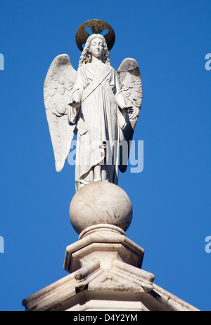 BERGAMO, Italien - Januar 26: Engel Form Gipfel des Baptisteriums, gebaut im Jahre 1340 von Giovanni da Campione am Piazza del Duomo Stockfoto