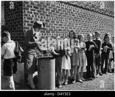 Samstag ist ein Feiertag für die meisten der Nation's Small Fry, aber für diese Jugendlichen von Roanoke, VA. Es ist Fat-Collection Day. Ca. 10/1942 Stockfoto