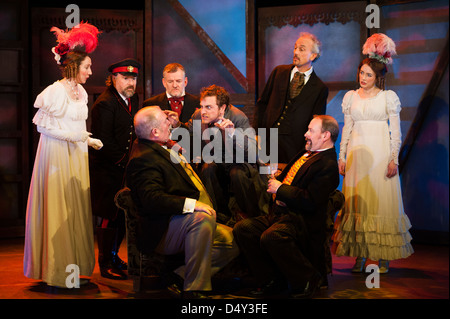 Professionellen Schauspielern auf der Bühne und in historischen Kostümen, die Durchführung in einer Inszenierung von The Government Inspector, Aberystwyth Arts Centre und Communicado Theatre Company. Unter der Regie von Gerry Mulgrew. Feb 2013 Stockfoto