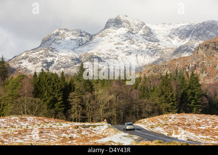 Die Langdale Pikes aus Elterwater gemeinsamen im Langdale Valley, Lake District, Großbritannien. Stockfoto