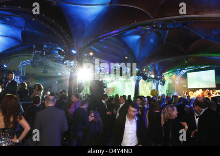 Atmosphäre bei Lambertz Monday Night Party im Alter Wartesaal. Köln, Deutschland - 30.01.2012 Stockfoto