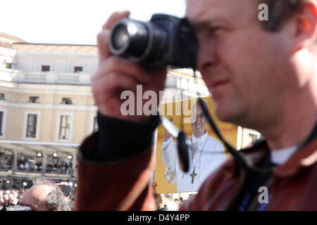 Vatikan, Rom, Italien. 19. März 2013. Konstituierenden Masse des Franziskus in dem Petersplatz im Vatikan, Rom, Italien. Bildnachweis: Gari Wyn Williams / Alamy Live News Stockfoto