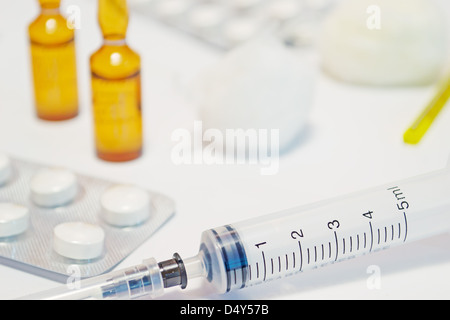 Spritze, Ampullen und Tabletten auf weißem Hintergrund Stockfoto