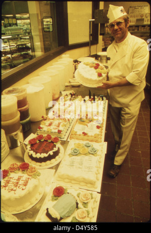 Der deutsche Einwanderer Hans Strzyso ist der Chefbäcker im Madsens Supermarkt. Er ist spezialisiert auf alle Arten von dekorierten Kuchen und ethnischen deutschen Backwaren, die frisch täglich... Stockfoto