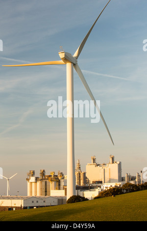 Eine 2MW Turbine an der Eastman-Fabrik in Seaton, Workington, Cumbria, UK. Stockfoto