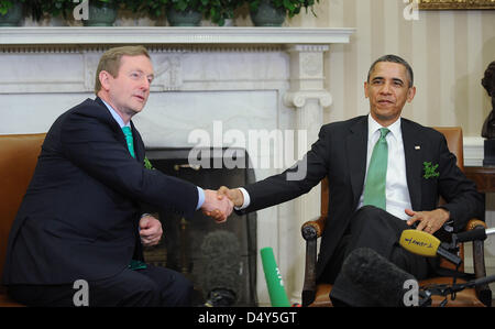 Washington DC, USA. 19. März 2013. United States President Barack Obama (R) trifft der irische Premierminister Enda Kenny im Oval Office des weißen Hauses in Washington, DC, USA, 19. März 2013. Foto: Olivier Douliery/Dpa/Alamy Live-Nachrichten Stockfoto