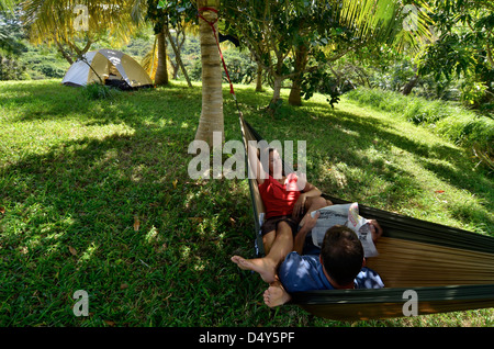 Paar zum Entspannen in der Hängematte auf einem Campingplatz in Mt. Sieg Eco Camp, St. Croix, Amerikanische Jungferninseln. Stockfoto
