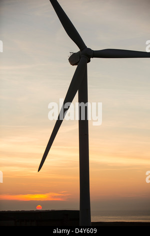 Eine 2 MW-Windkraftanlage, die Produktion von Strom aus erneuerbaren Energiequellen auf dem Gelände der Eastman Fabrik am Stadtrand von Workington, Cumbria, England, Vereinigtes Königreich, Europa Stockfoto