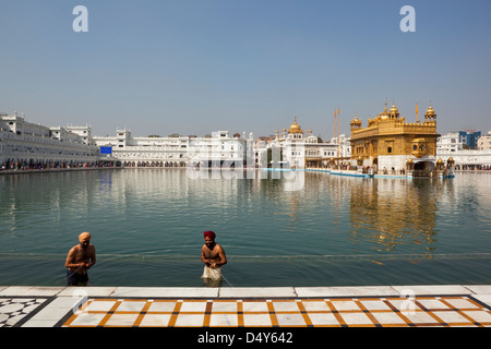 Zwei Sikh Anhänger Baden im Heiligen Heiligen Pool an den herrlichen goldenen Tempel in Amritsar Punjab, Indien Stockfoto