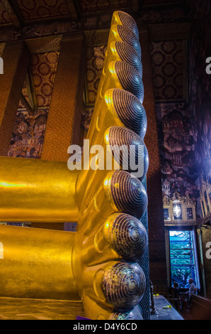 Details zu den goldenen liegenden Buddha im Wat Po Bangkok Stockfoto